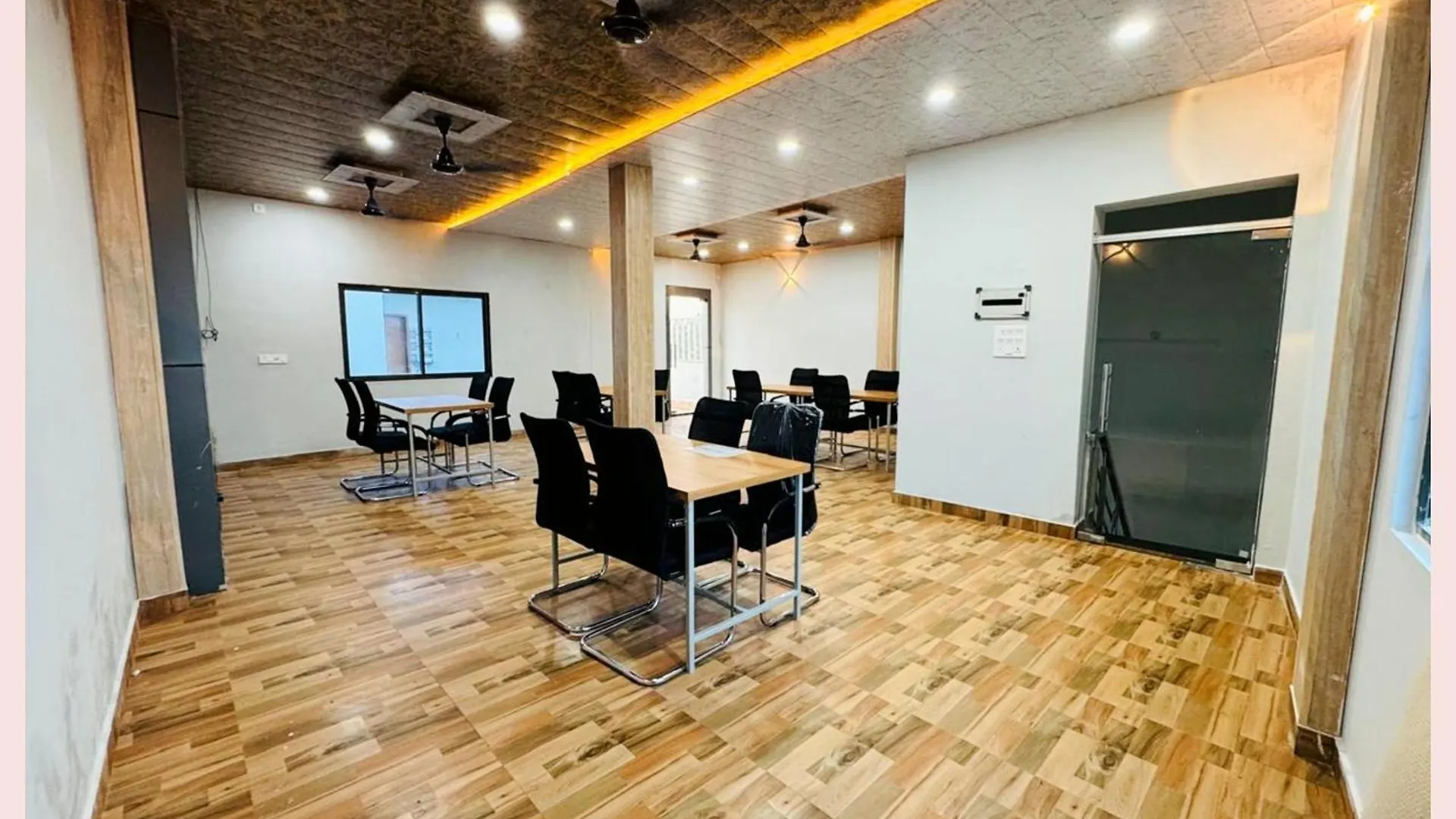 Hotel Vinayak # Grand Near Kashi Vishwanath Temple - Fully Air Conditioning Hotel - A Top Rated Four Star Hotel Varanasi 4*,  Hindistan