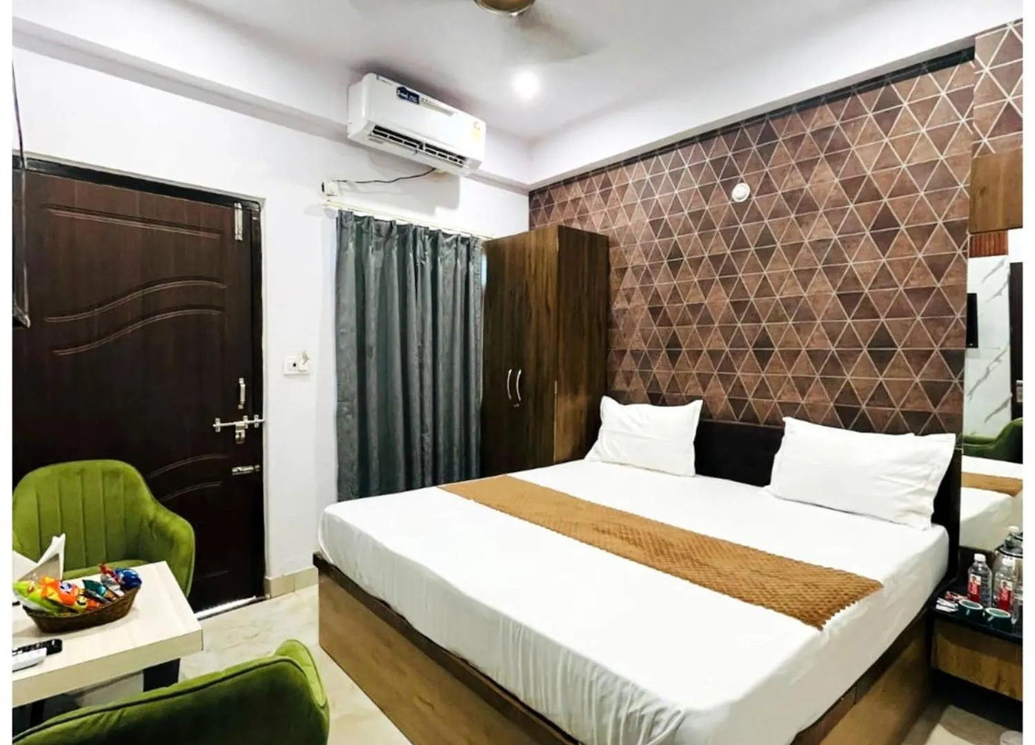 Hotel Vinayak # Grand Near Kashi Vishwanath Temple - Fully Air Conditioning Hotel - A Top Rated Four Star Hotel Varanasi