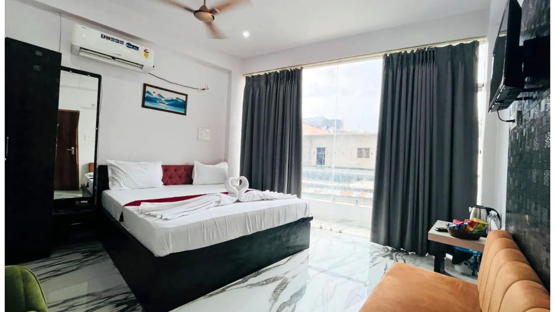 Hotel Vinayak # Grand Near Kashi Vishwanath Temple - Fully Air Conditioning Hotel - A Top Rated Four Star Hotel Varanasi