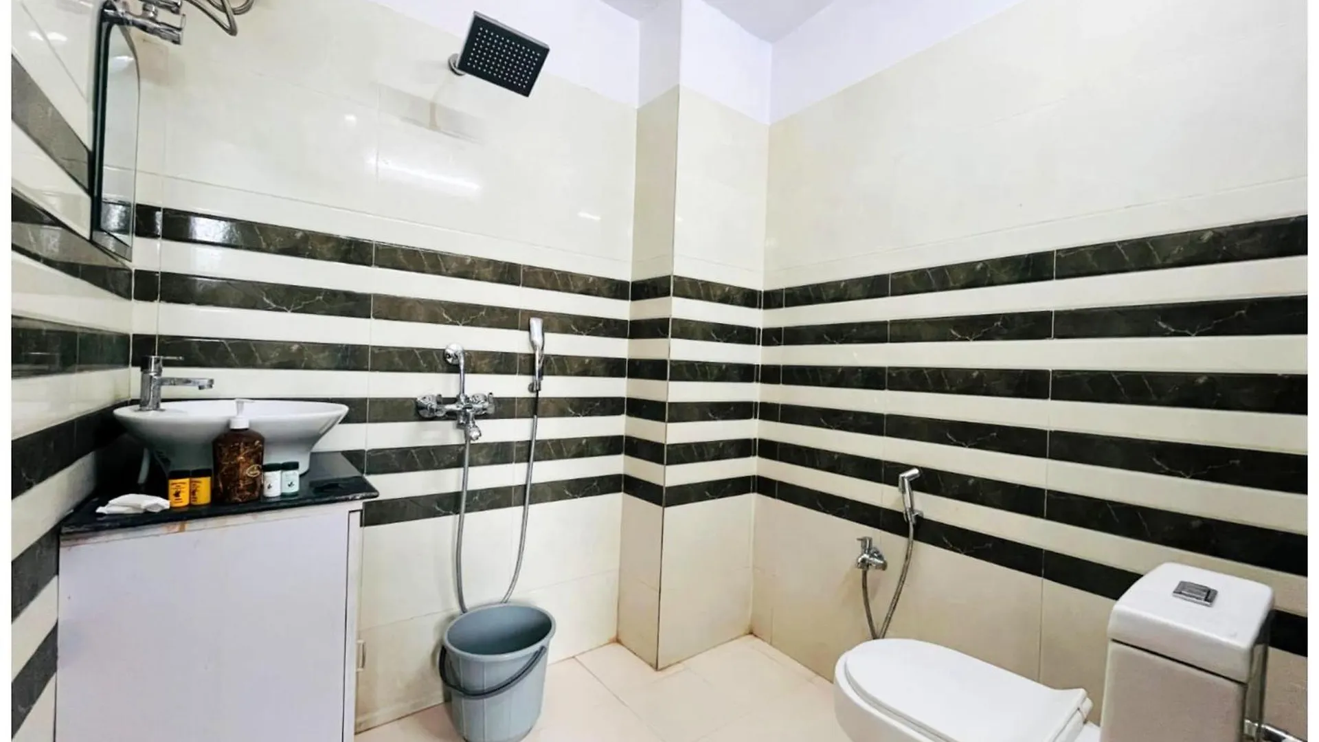 Hotel Vinayak # Grand Near Kashi Vishwanath Temple - Fully Air Conditioning Hotel - A Top Rated Four Star Hotel Varanasi