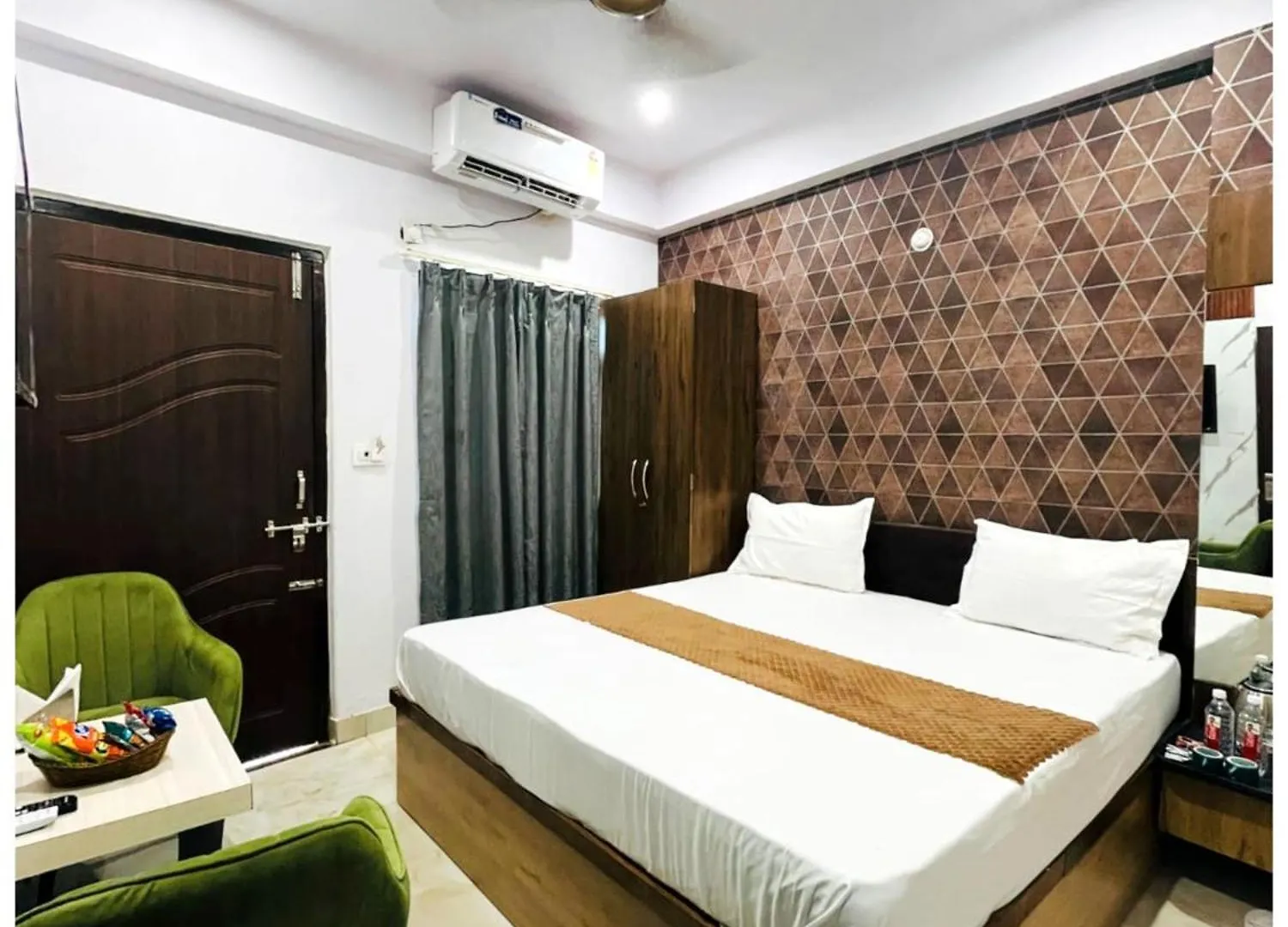 Hotel Vinayak # Grand Near Kashi Vishwanath Temple - Fully Air Conditioning Hotel - A Top Rated Four Star Hotel Varanasi